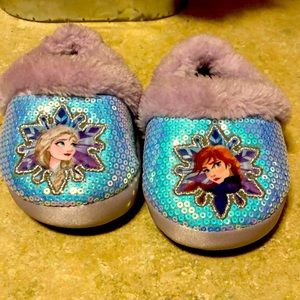 Size small frozen II slippers